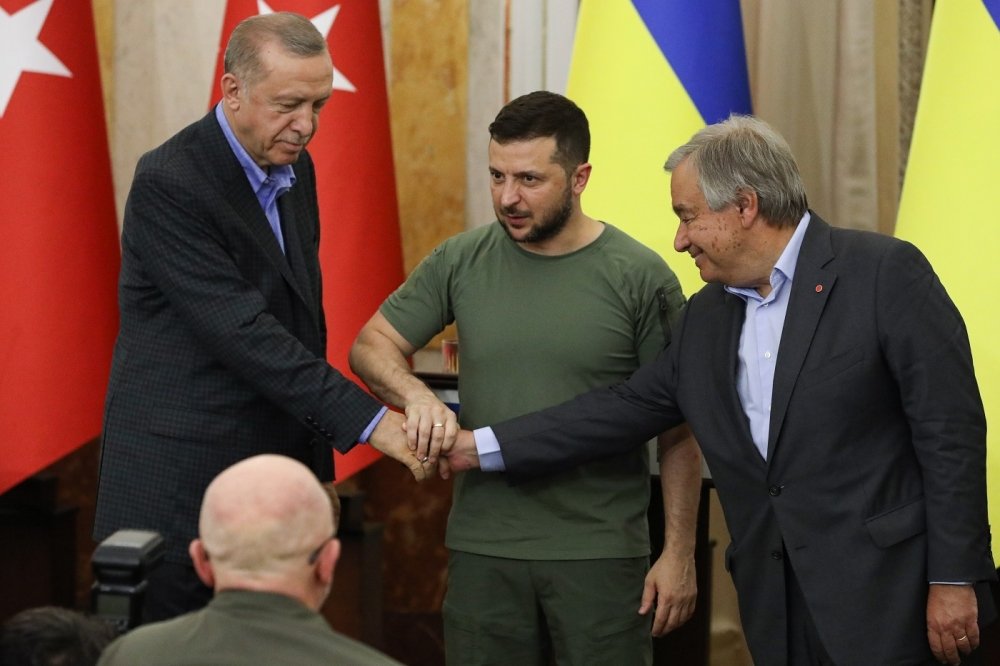 Zelensky, Erdogan, and Guterres shaking hands