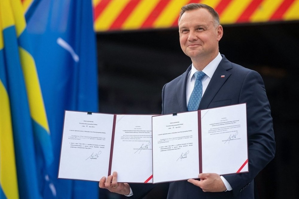 President Duda presenting signed laws
