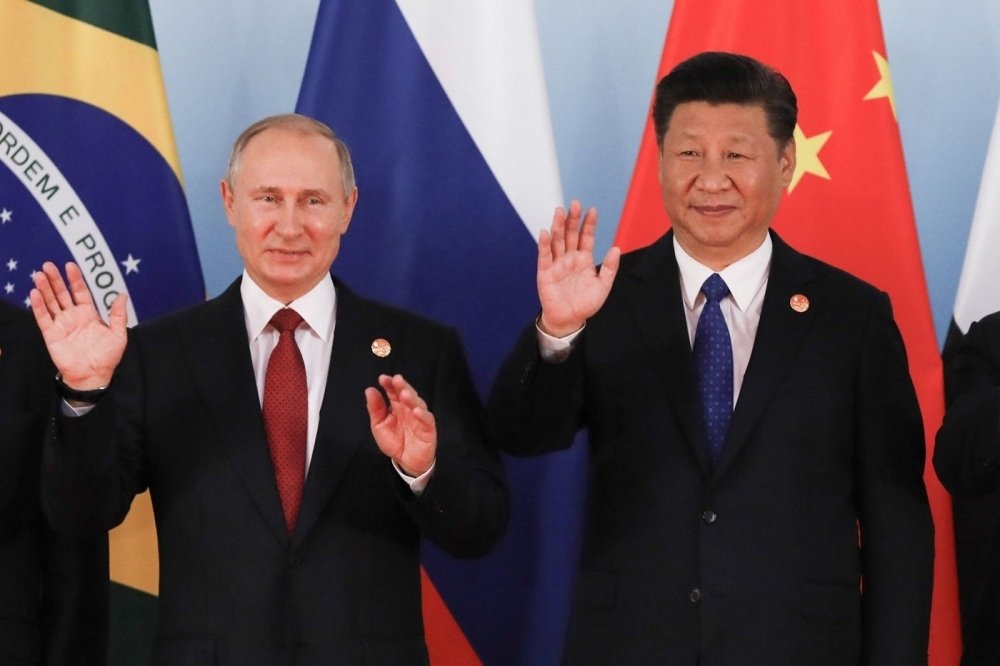 Presidents Putin and Xi posing for a photo 