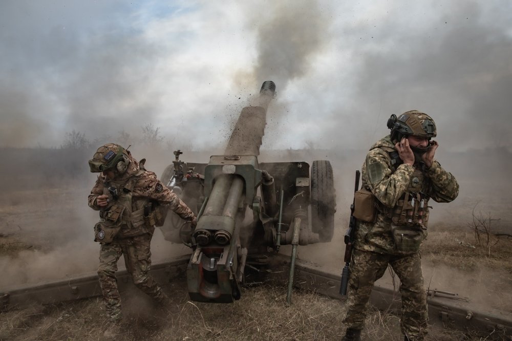 Ukrainian artillery firing in Donetsk