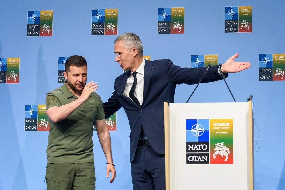  Zelensky and Stoltenberg at a podium 