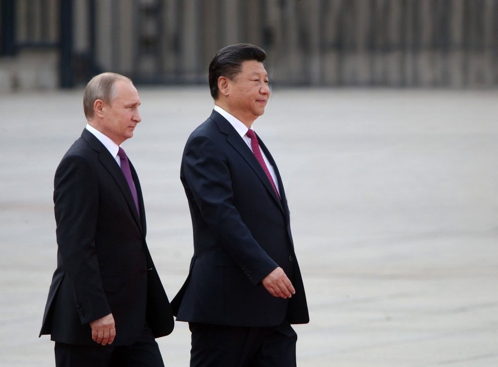 Russian President Vladimir Putin and Chinese President Xi Jinping walking side by side