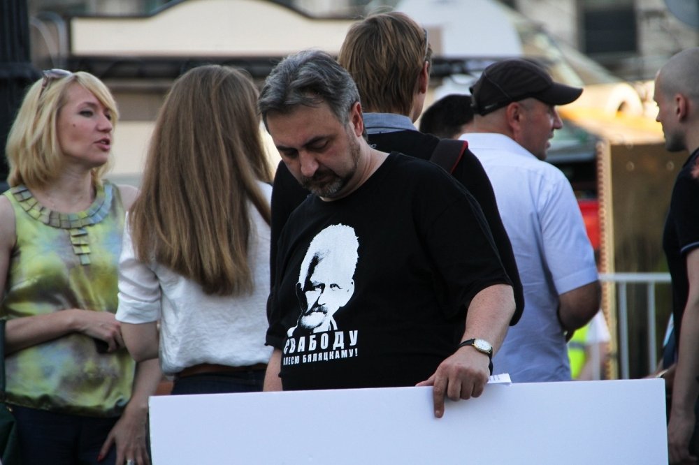 Man holding sign with shirt supporting  Ales Bialiatski