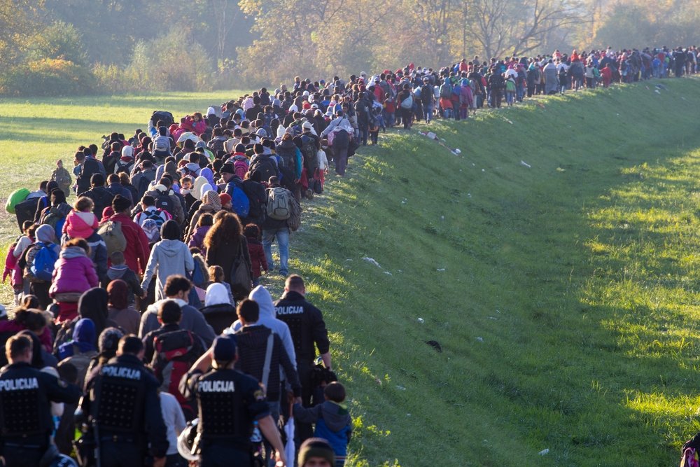 Several Thousand Refugees Travel in the Direction of Deutschland