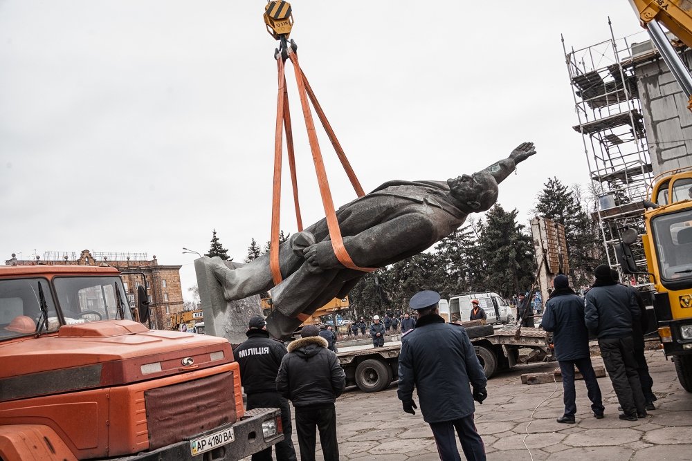 In Zaporizhia, Ukraine, a group dismantles the largest statue of communist leader Vladimir Lenin