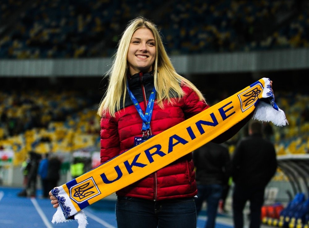 Olha Kharlan holding Ukraine scarf