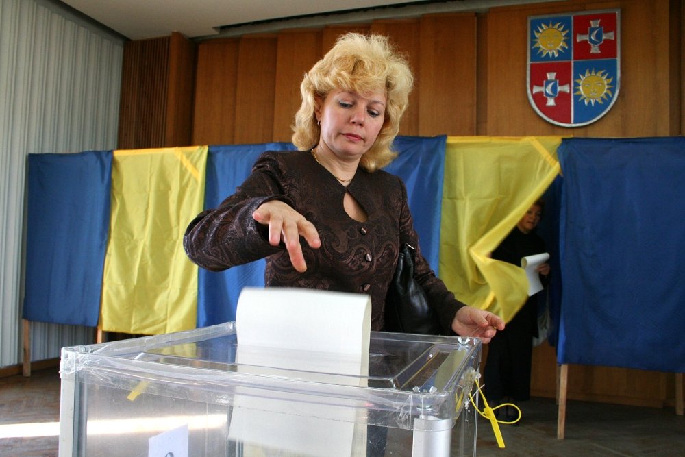 Parliamentary elections of Ukraine in 2007, September 30. Woman throws a ballot in a voting box