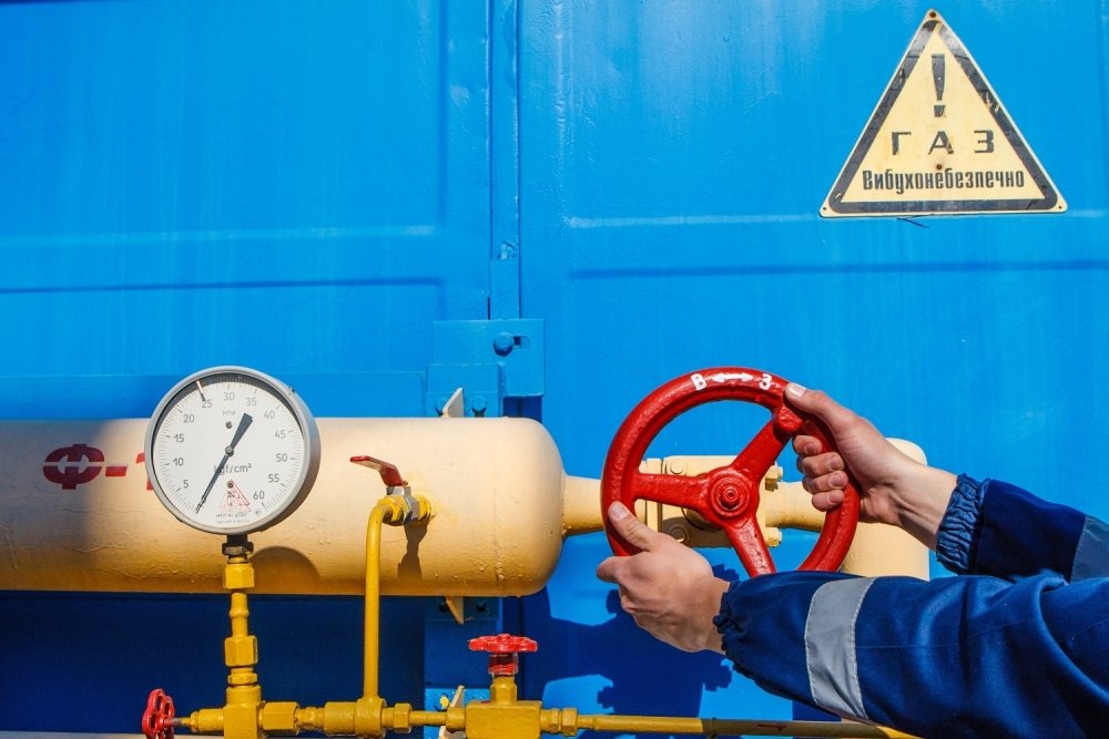 An employee tightens the valve at gas metering station "Uzhgorod" near the Chaslivci village, not far from western Ukrainian city of Uzhgorod, Transcarpathian region on May 21, 2014.
