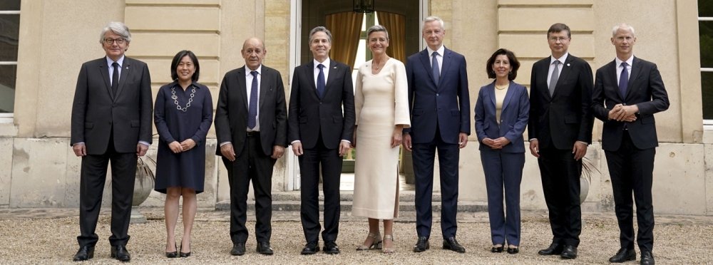 U.S. Secretary of State Antony Blinken, centre left, U.S. Secretary of Commerce Gina Raimondo, third right, European Commission Vice President and Commissioner for Competition Margrethe Vestager, centre right, European Commission Vice President and Commissioner for Trade Valdis Dombrovskis, second right, France's Foreign Minister Jean-Yves Le Drian, third left and other guests pose for a group photo ahead of a dinner at the U.S.-European Union Trade and Technology Council summit, in Paris, France, Sunday,Ma