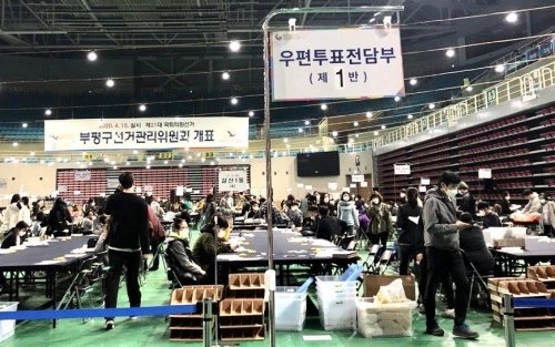 Volunteers at a polling station in South Korea on April 15, 2020.