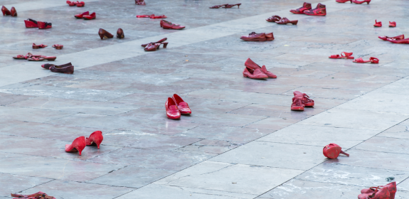 The Amnesty International event on the Plaza de la Virgen. Shoes, painted in red, spread out over the square. 