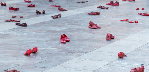 The Amnesty International event on the Plaza de la Virgen. Shoes, painted in red, spread out over the square.
