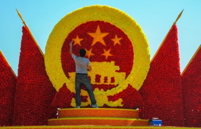 A worker fixes a CCP Seal