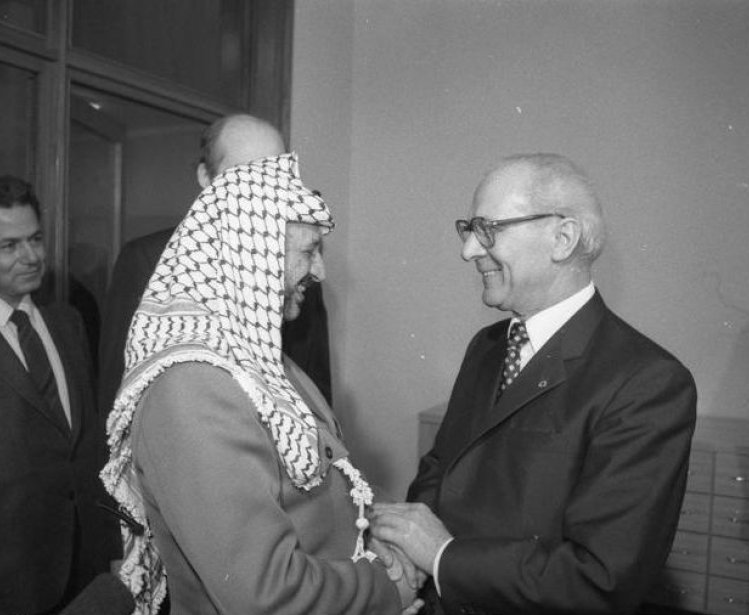 Arafat and Honecker meet in 1982