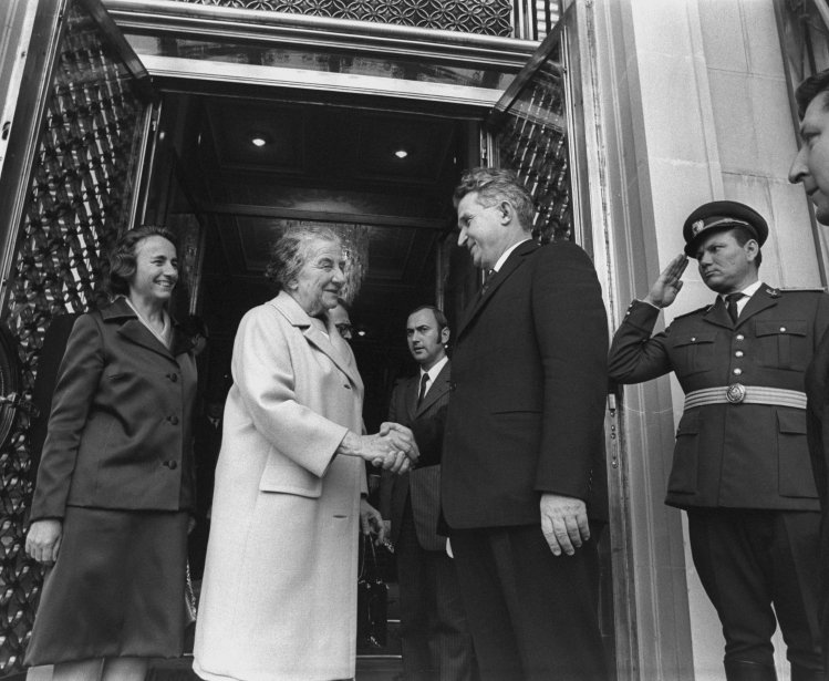Ceausescu meets with Golda Meir in 1972.