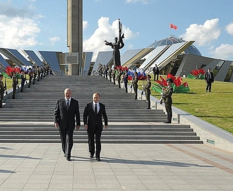 Vladimir Putin and Alexander Lukashenko at the Hero City Obelisk on Victors Avenue in Minsk. Source: Wikimedia Commons.