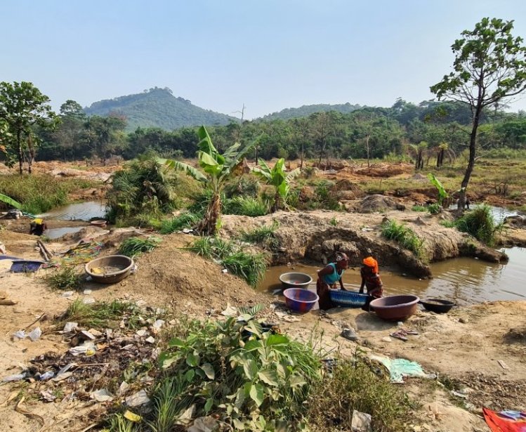 Gold panning in Bolaneh, Sierra Leone