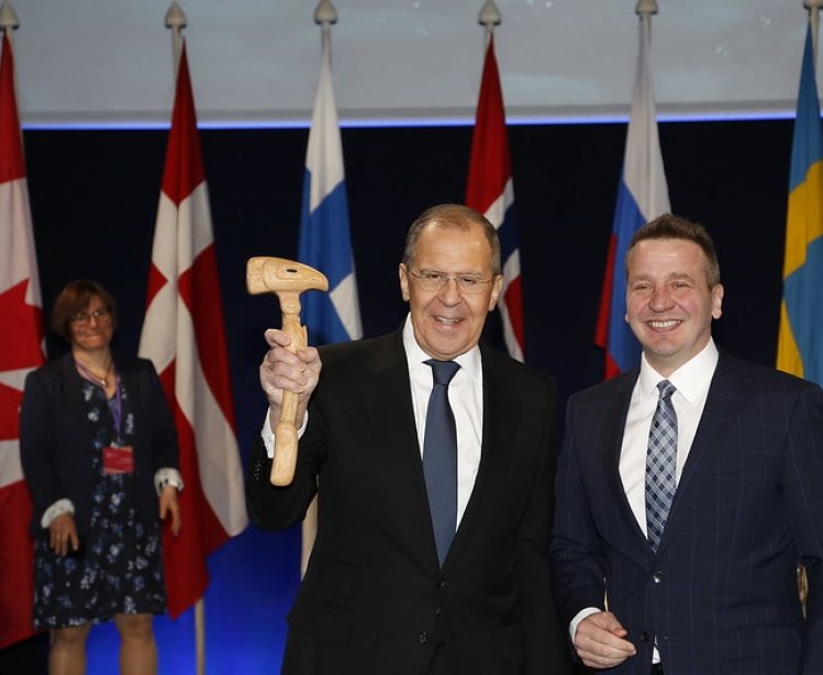 Foreign Minister Lavarov and Foreign Minister Thórdarson poses with gavel at transition from Icelandic to Russian Chairmanship