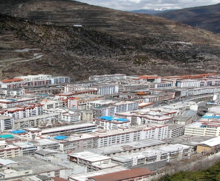 Town of Kangding, following contours of river
