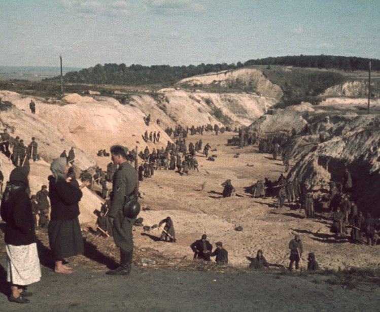 Soviet POWs covering a mass grave after the Babi Yar massacre, October 1, 1941