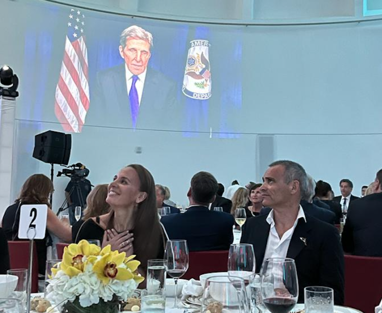 Image - Dona Bertarelli and John Kerry