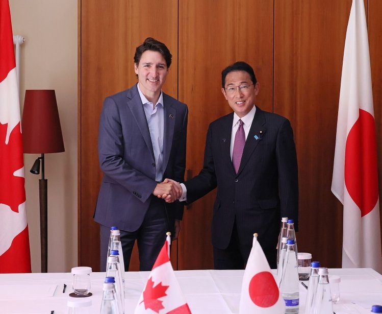 Fumio_Kishida_met_with_Justin_Trudeau_at_the_G7_Schloss_Elmau_Summit