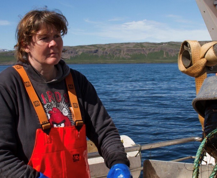 Icelandic seawoman fishing for lumpfish