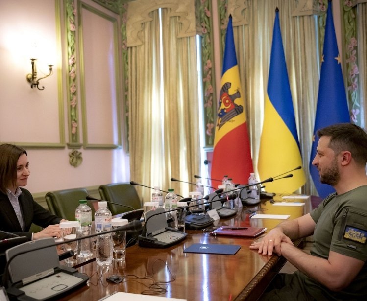 President Zelensky meeting with President Sandu 