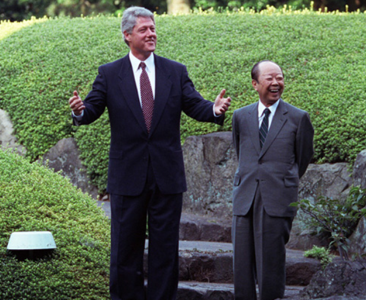 President William J. Clinton with Prime Minister Kiichi Miyazawa in the Garden of Iikura House
