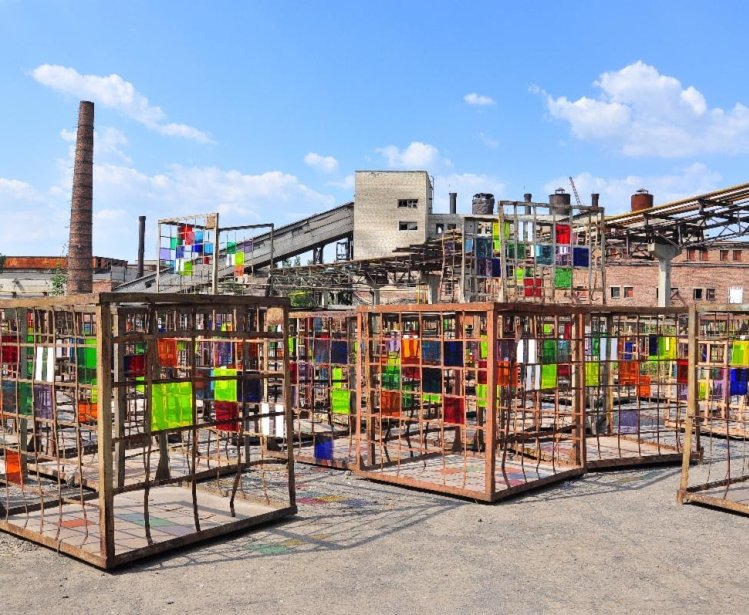 Daniel Buren, “Dans les filets, la couleur”, Izolyatsia. Platform for Cultural Initiatives, Donetsk, 2012.