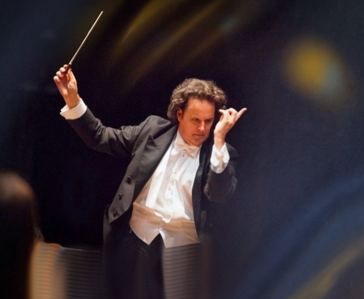 Hobart Earle conducts the Odesa Philharmonic Orchestra