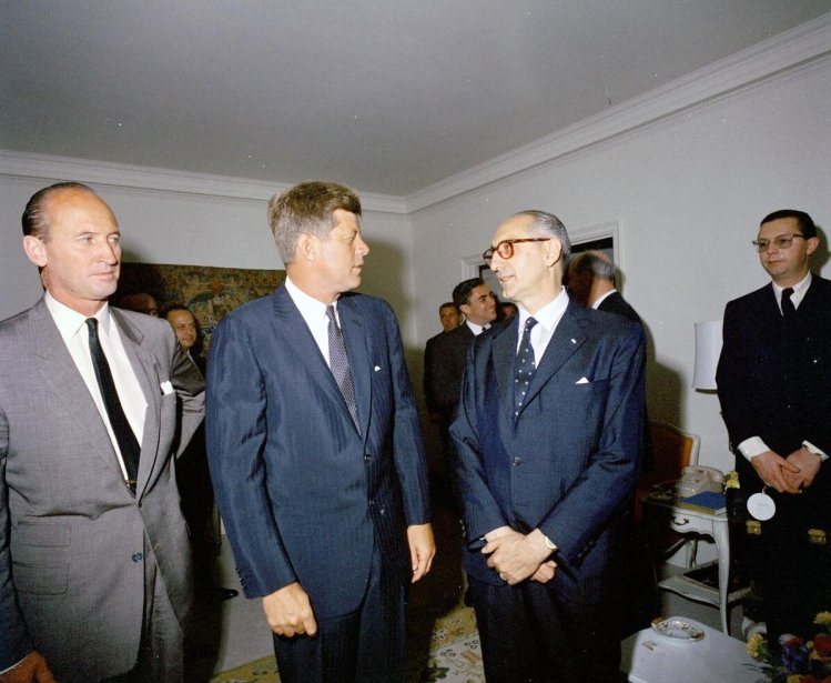 Photograph of John Kennedy and Arturo Frondizi
