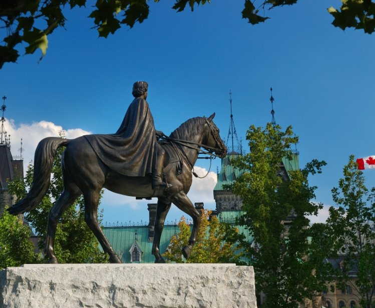 Queen Elizabeth Statue in Ottawa