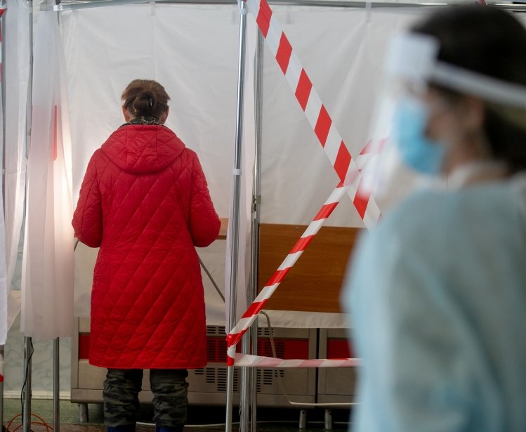 Voting in Russia for the constitutional amendments during COVID