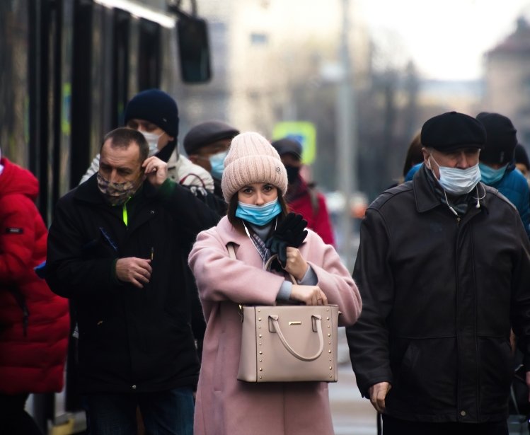 People walk with and without a mask through the streets of St. Petersburg in November 2020.