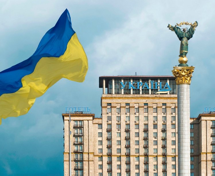 KIEV, UKRAINE, May 26, 2020 Independence Monument, state flag of Ukraine, view of the building of the Ukraine Hotel on Independence Square in Kiev.