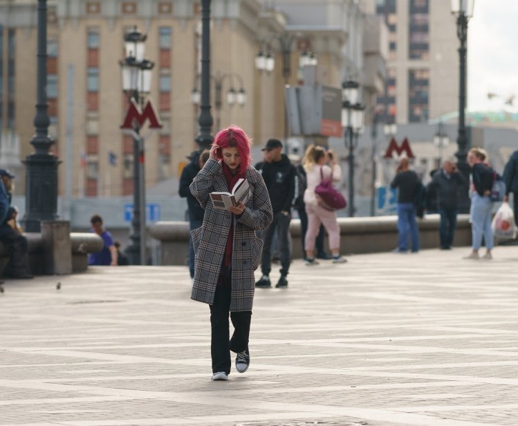 A young woman reads a book in Moscow