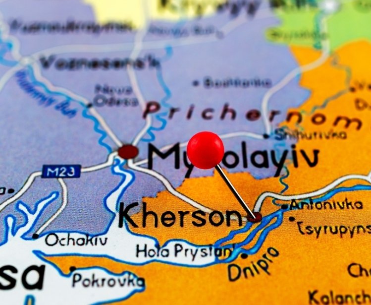 Red pin on Kherson on map