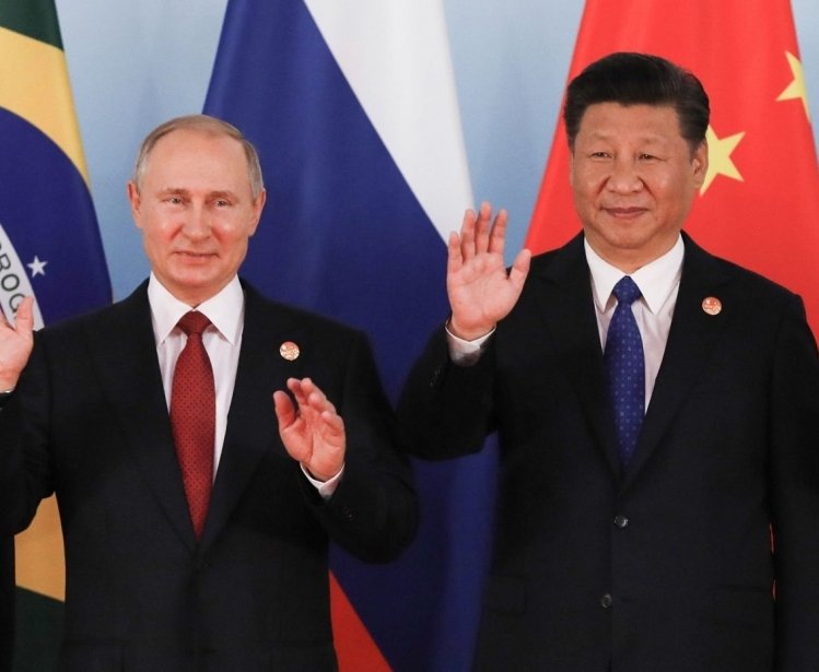Presidents Putin and Xi posing for a photo 