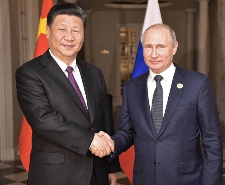 Putin and Xi Handshake