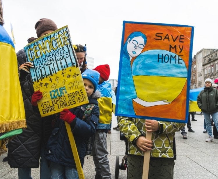 Protesters with signs against the Russian invasion