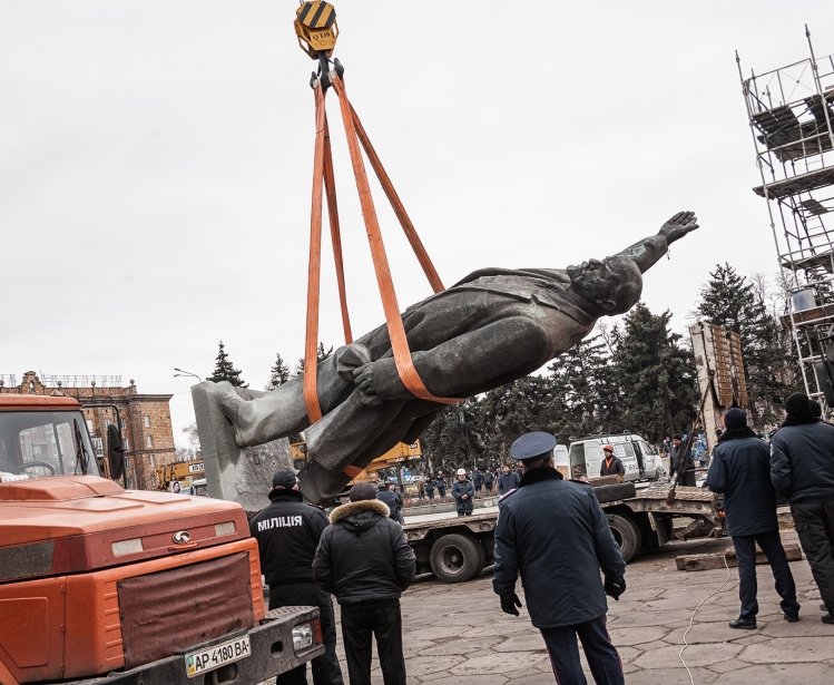 In Zaporizhia, Ukraine, a group dismantles the largest statue of communist leader Vladimir Lenin