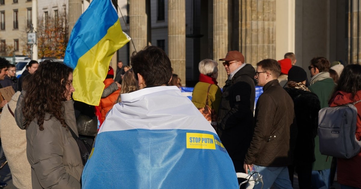 For Russians living abroad and denouncing Ukraine's invasion, a new flag  symbolizes opposition to Putin · Global Voices