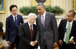 U.S. President Barack Obama (2nd R) shakes hands with Vietnam's Communist Party General Secretary Nguyen Phu Trong after they spoke to reporters following their meeting in the Oval Office at the White House in Washington July 7, 2015. REUTERS/Jonathan Ernst/File Photo