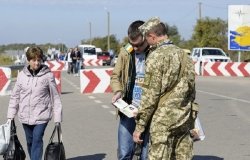 Border guard checking traveler’s passport at the border crossing point Kalanchak. September 20, 2017. Khersonskaya oblast, Ukraine. Source: Shutterstock.