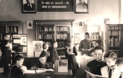 Children reading in the Central City Children's Library of Samara under the portraits of Stalin and Lenin in 1938