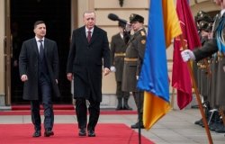 Ukrainian President Volodymyr Zelenskyy meets with Turkish President Tayyip Erdogan in February 2020.