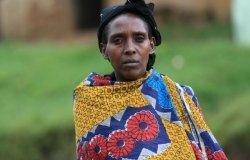 Refugee crosses from the DRCinto Uganda at the border village of Busanza