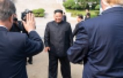 Kim Jong Un waves to President Trump and President Moon at the DMZ.