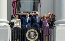 Presidents Yoon and Biden with their wives waving from the balcony at the White House